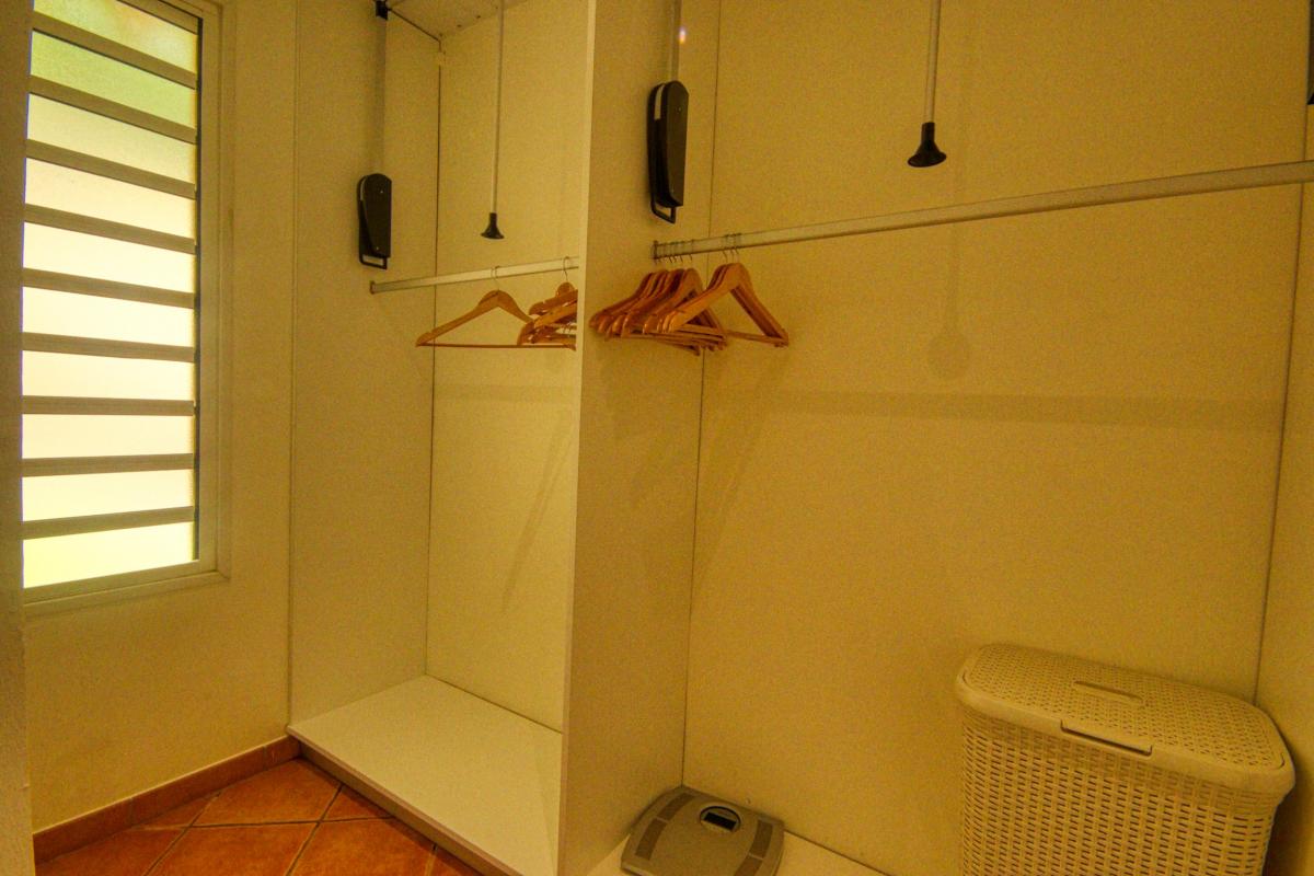 22Location villa piscine le diamant martinique_le dressing chambre 1